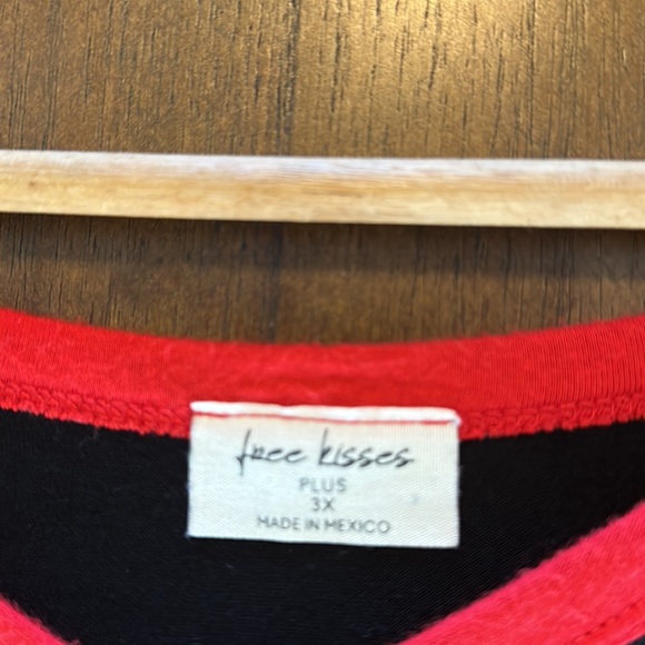3X Women’s Free Kisses lips plus A-line t-shirt like Torrid love Valentine’s Day - Picture 3 of 3